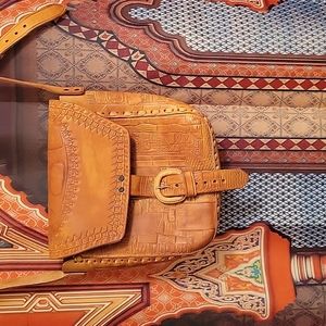 Leather shoulder bag with a Moroccan flavor.